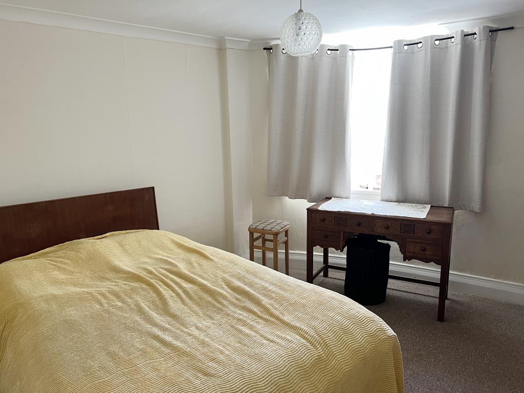 Lot: 10 - THREE-BEDROOM FLAT FOR INVESTMENT OR OCCUPATION - Double bedroom with curved wall